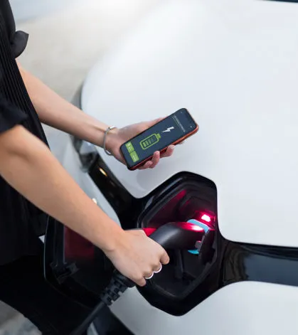 Primo piano su un'auto elettrica 